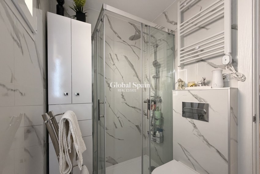 Wederverkoop - APPARTEMENT -
TORREVIEJA - Urb. Calas Blancas III