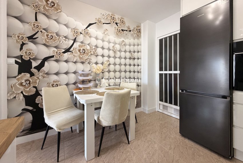 Wederverkoop - APPARTEMENT -
TORREVIEJA - Urb. Calas Blancas III