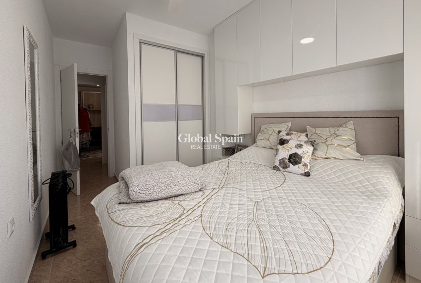 Wederverkoop - APPARTEMENT -
TORREVIEJA - Urb. Calas Blancas III