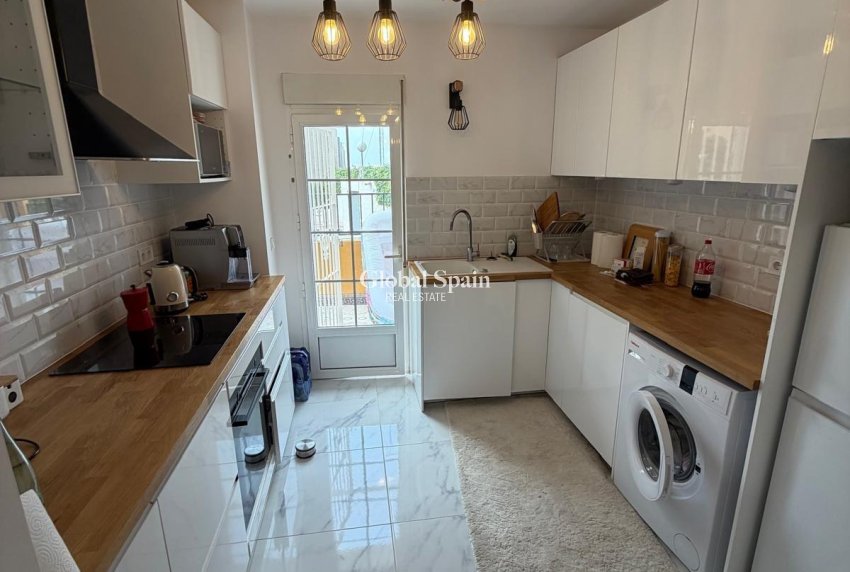 Wederverkoop - APPARTEMENT -
TORREVIEJA - Zona Los Frutales