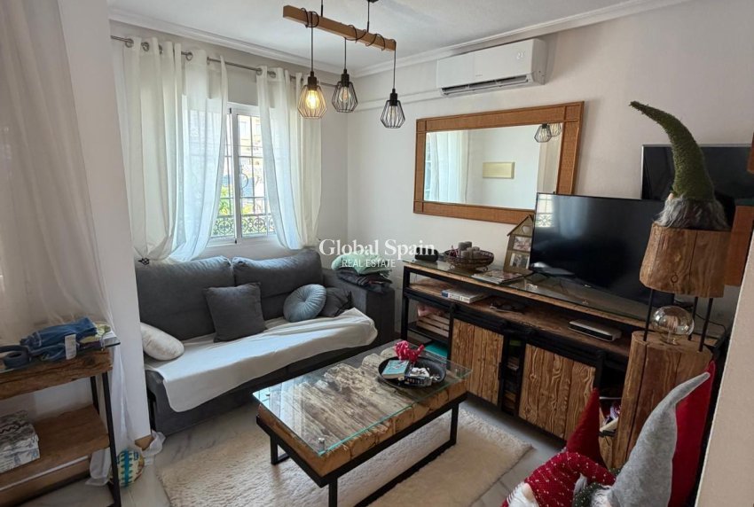 Wederverkoop - APPARTEMENT -
TORREVIEJA - Zona Los Frutales