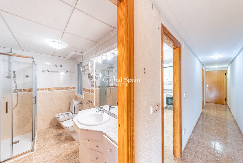 Wederverkoop - Atico -
TORREVIEJA - Puerto