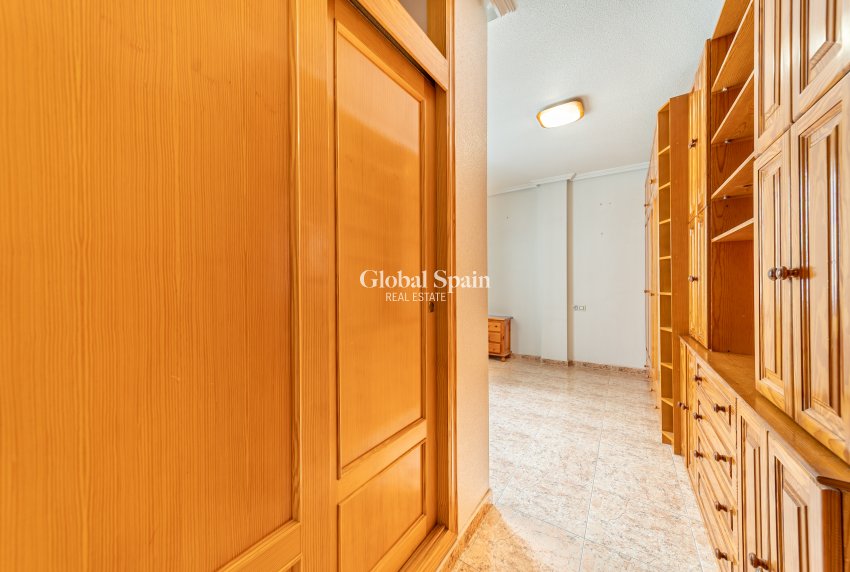 Wederverkoop - Atico -
TORREVIEJA - Puerto