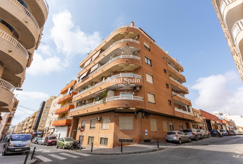 Wederverkoop - Begane grond -
TORREVIEJA - Centro