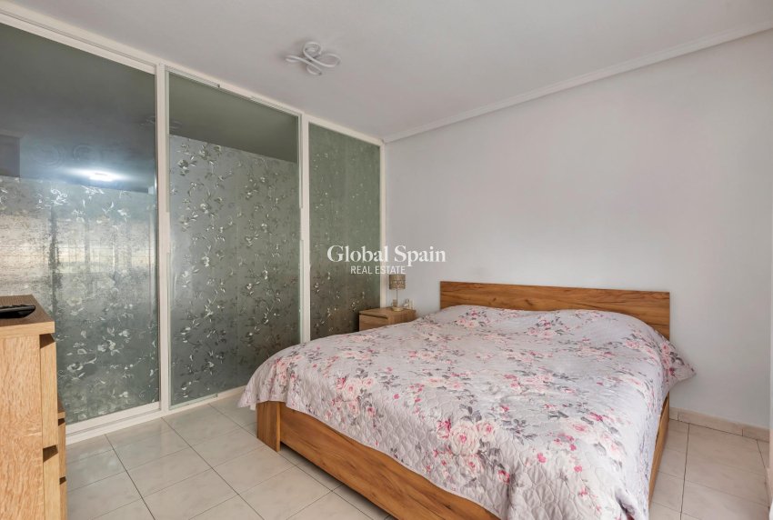 Wederverkoop - Begane grond -
TORREVIEJA - Centro