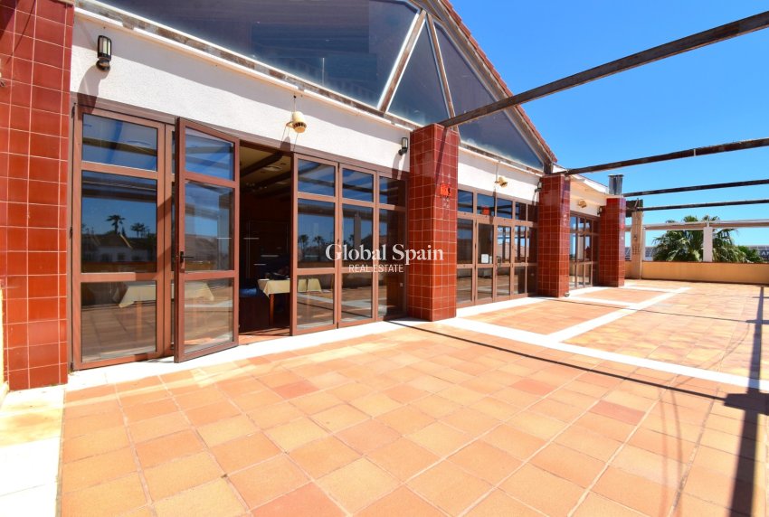 Wederverkoop - Commercieel (onroerend goed) -
Orihuela Costa - Los Dolses