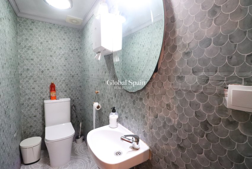 Wederverkoop - Commercieel (onroerend goed) -
TORREVIEJA - El Chaparral