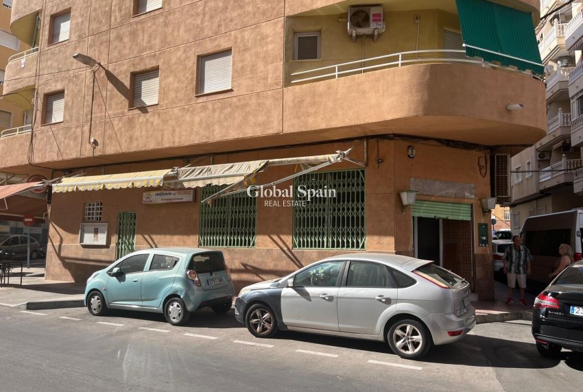 Wederverkoop - Commercieel pand -
TORREVIEJA - Center