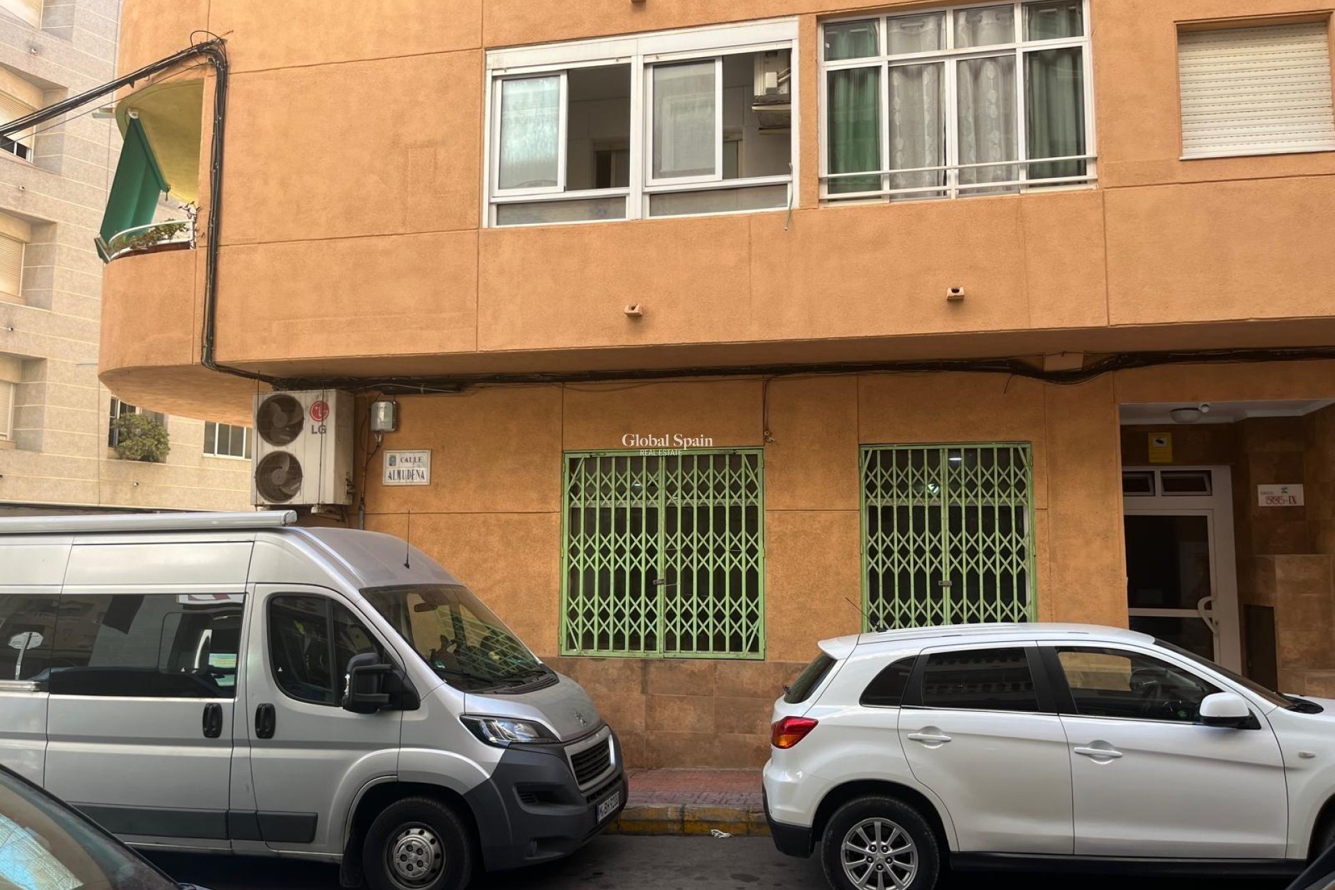 Wederverkoop - Commercieel pand -
TORREVIEJA - Center