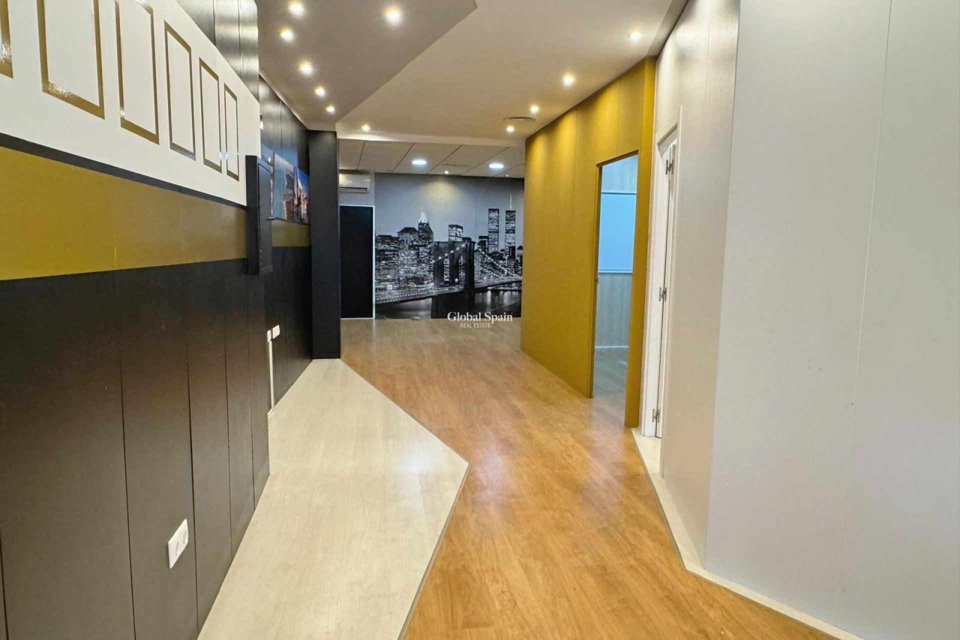 Wederverkoop - COMMERCIEEL VASTGOED -
GUARDAMAR DEL SEGURA