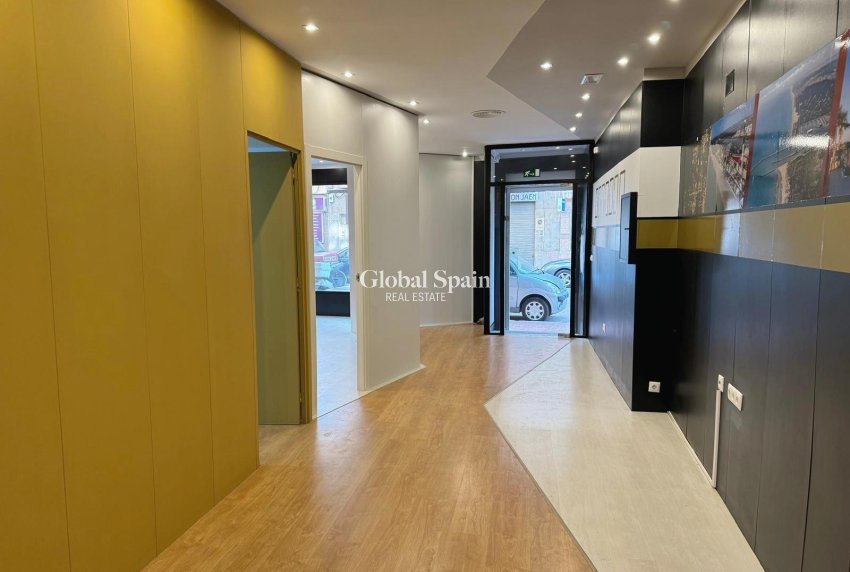 Wederverkoop - COMMERCIEEL VASTGOED -
GUARDAMAR DEL SEGURA