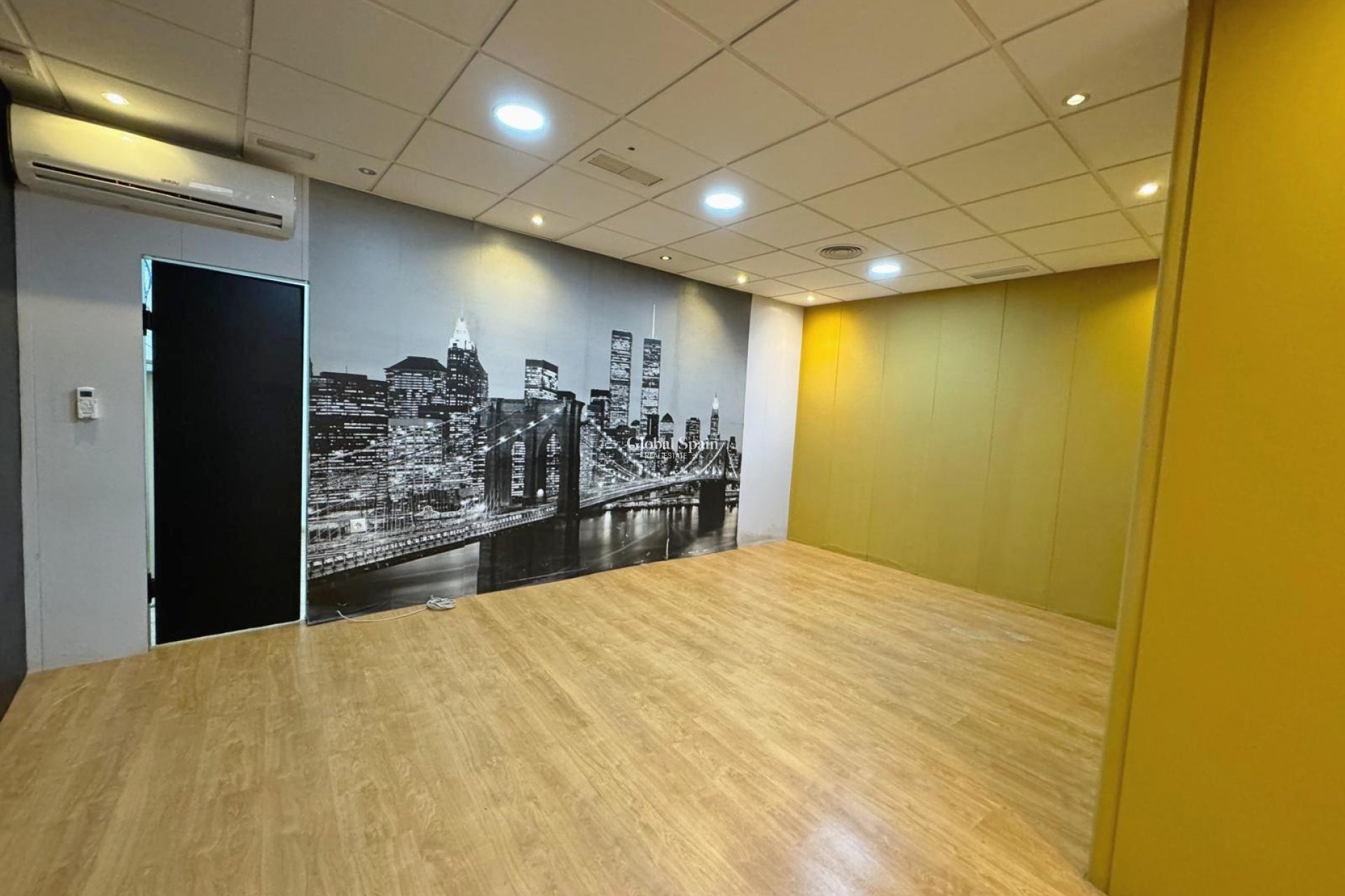 Wederverkoop - COMMERCIEEL VASTGOED -
GUARDAMAR DEL SEGURA