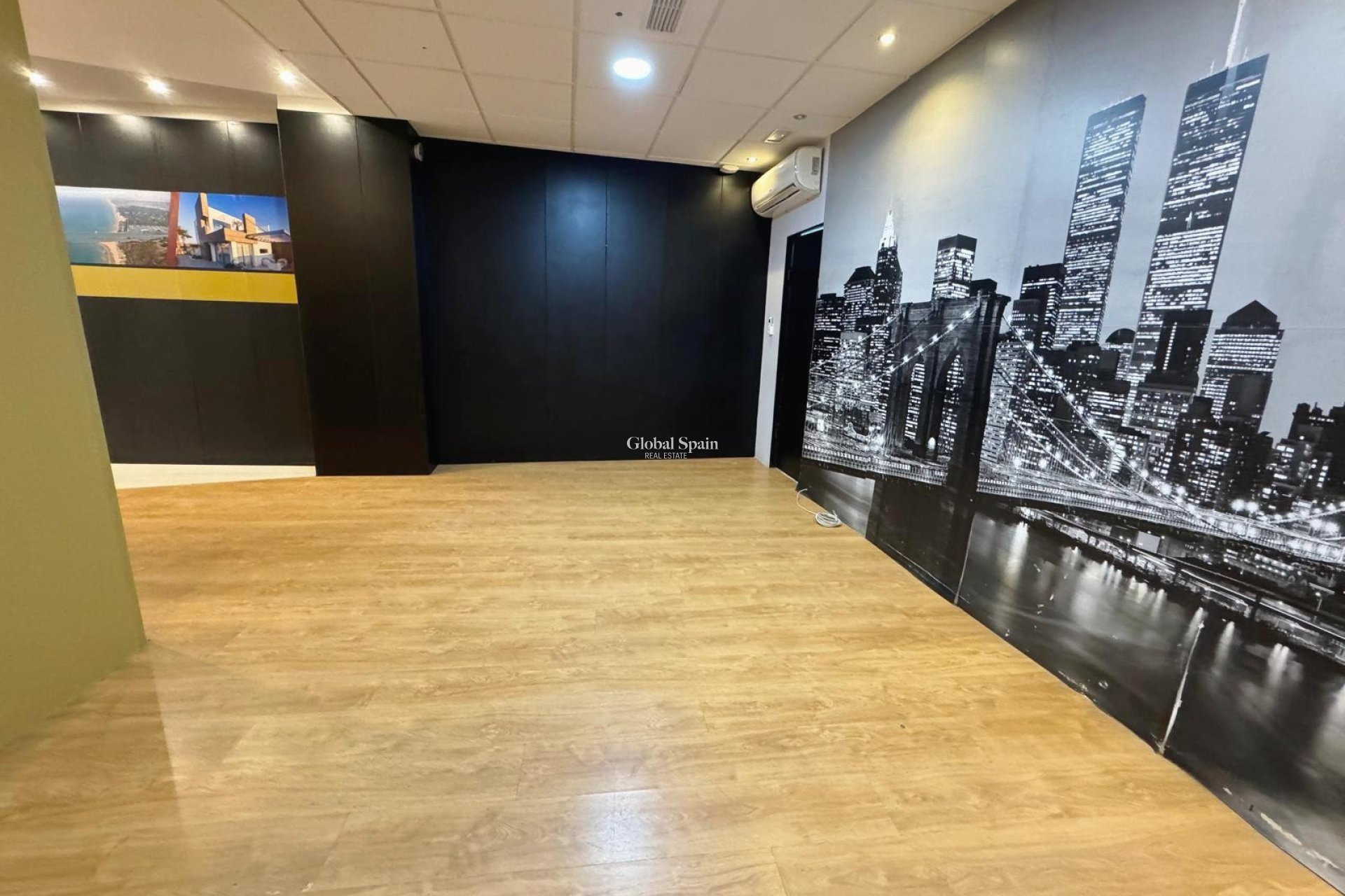 Wederverkoop - COMMERCIEEL VASTGOED -
GUARDAMAR DEL SEGURA