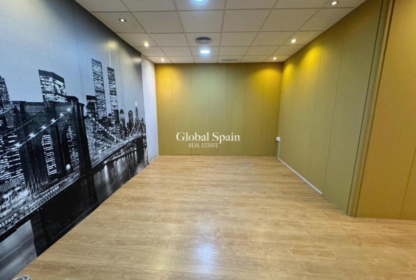 Wederverkoop - COMMERCIEEL VASTGOED -
GUARDAMAR DEL SEGURA