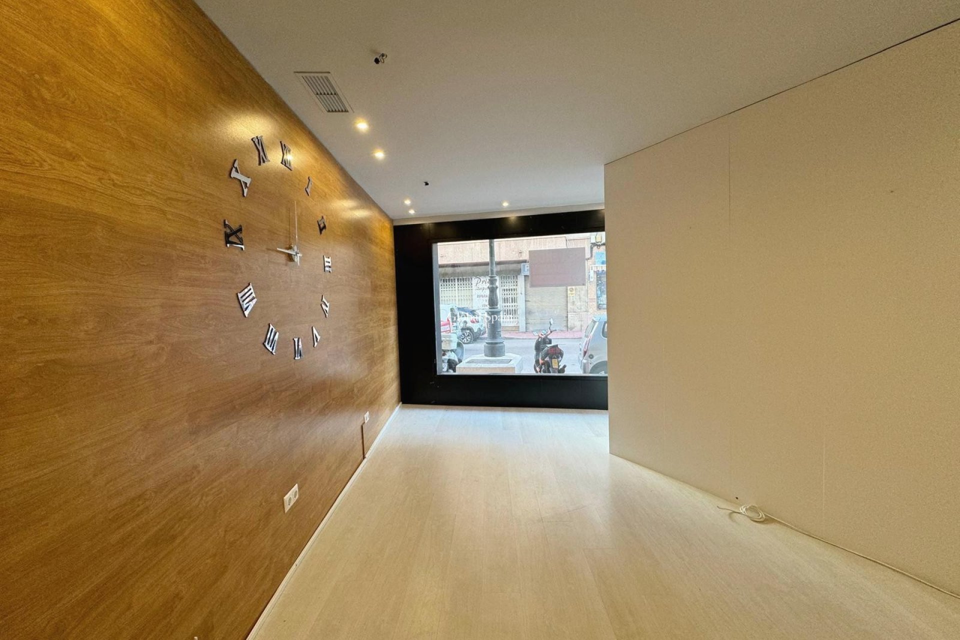 Wederverkoop - COMMERCIEEL VASTGOED -
GUARDAMAR DEL SEGURA