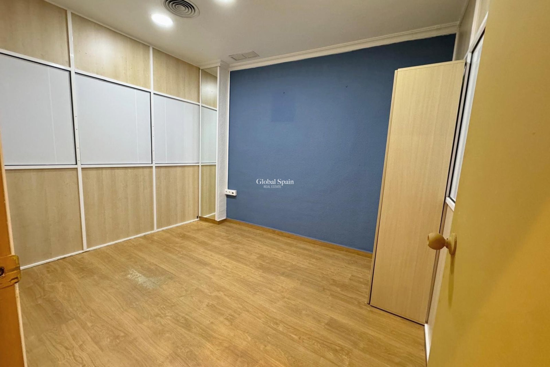 Wederverkoop - COMMERCIEEL VASTGOED -
GUARDAMAR DEL SEGURA