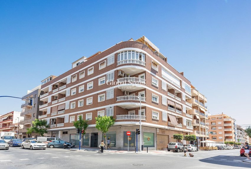 Wederverkoop - COMMERCIEEL VASTGOED -
TORREVIEJA - Centro