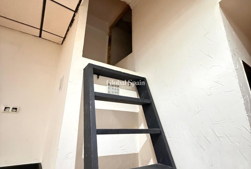 Wederverkoop - COMMERCIEEL VASTGOED -
TORREVIEJA - Estacion de autobuses