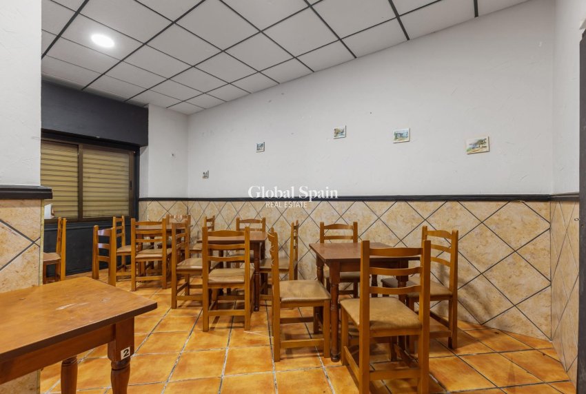 Wederverkoop - COMMERCIEEL VASTGOED -
TORREVIEJA - Estacion de autobuses
