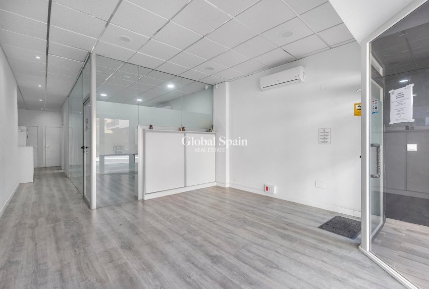 Wederverkoop - COMMERCIEEL VASTGOED -
TORREVIEJA - La Mata pueblo