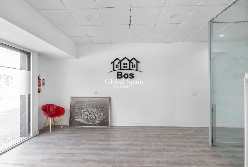 Wederverkoop - COMMERCIEEL VASTGOED -
TORREVIEJA - La Mata pueblo