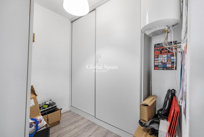 Wederverkoop - COMMERCIEEL VASTGOED -
TORREVIEJA - La Mata pueblo