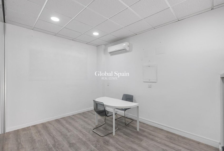 Wederverkoop - COMMERCIEEL VASTGOED -
TORREVIEJA - La Mata pueblo