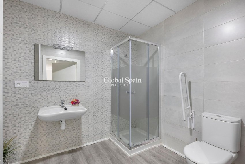 Wederverkoop - COMMERCIEEL VASTGOED -
TORREVIEJA - La Mata pueblo