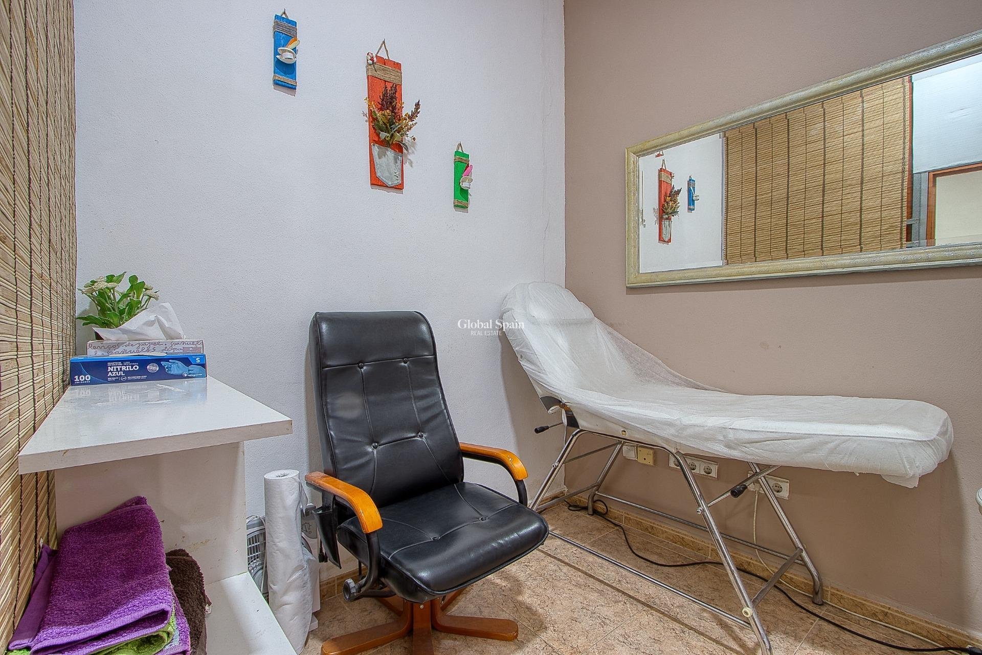 Wederverkoop - COMMERCIEEL VASTGOED -
TORREVIEJA - La Mata