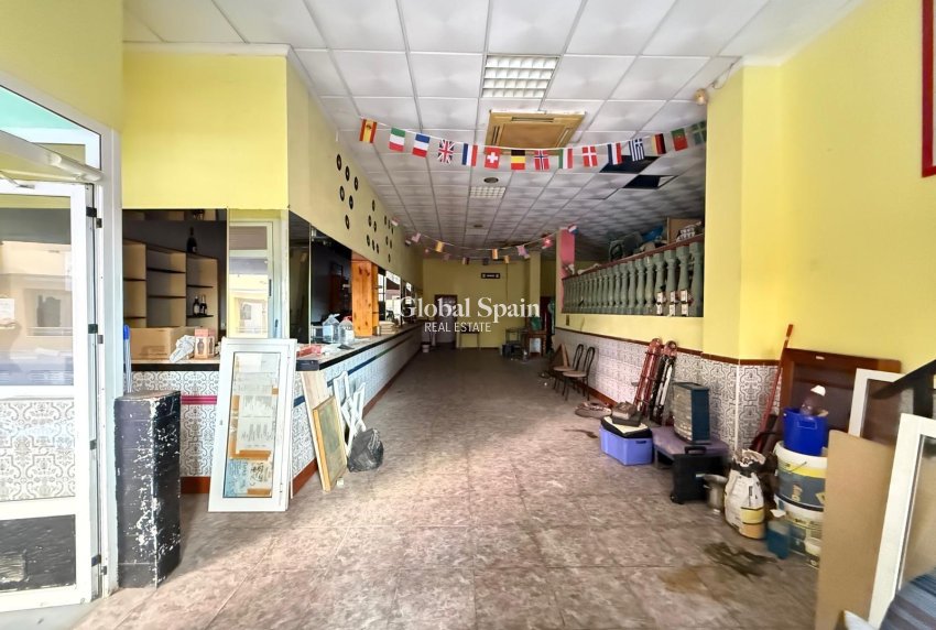 Wederverkoop - COMMERCIEEL VASTGOED -
TORREVIEJA - Playa del cura