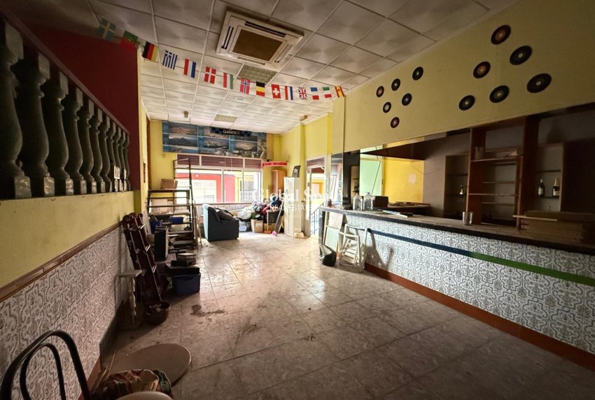 Wederverkoop - COMMERCIEEL VASTGOED -
TORREVIEJA - Playa del cura