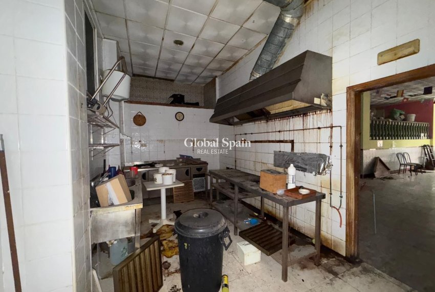 Wederverkoop - COMMERCIEEL VASTGOED -
TORREVIEJA - Playa del cura