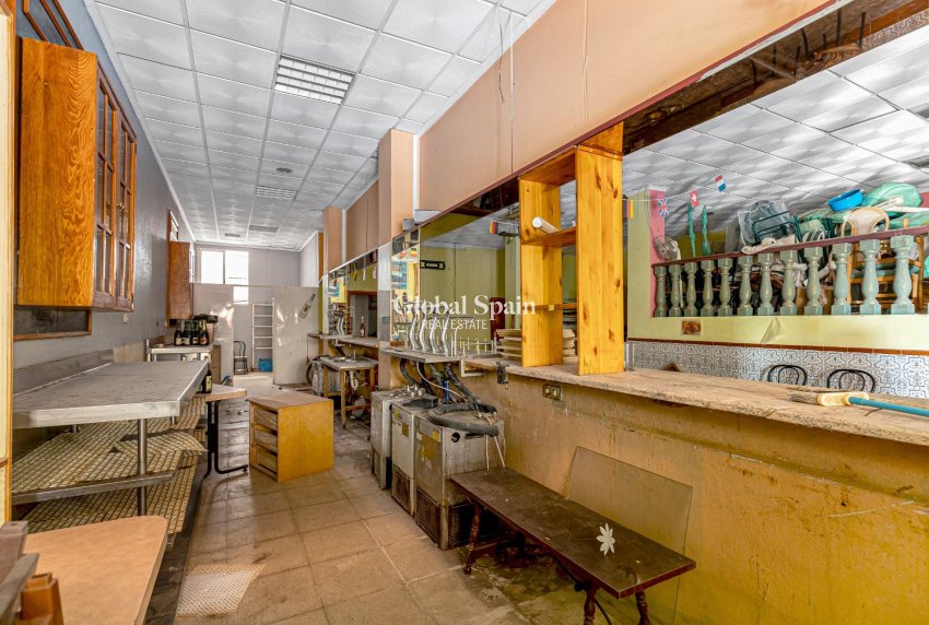 Wederverkoop - COMMERCIEEL VASTGOED -
TORREVIEJA - Playa del cura