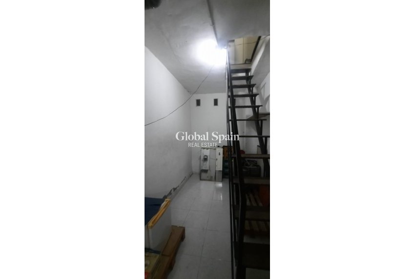 Wederverkoop - COMMERCIEEL VASTGOED -
TORREVIEJA - Playa del Cura