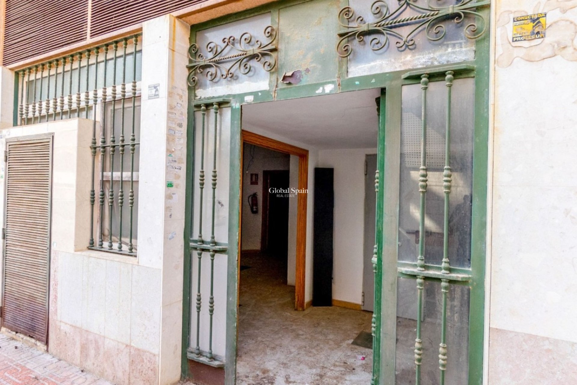 Wederverkoop - COMMERCIEEL VASTGOED -
TORREVIEJA - Torrevieja