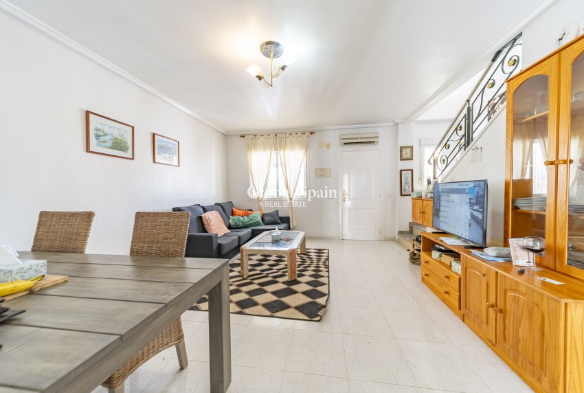 Wederverkoop - Dorpshuis -
CIUDAD QUESADA