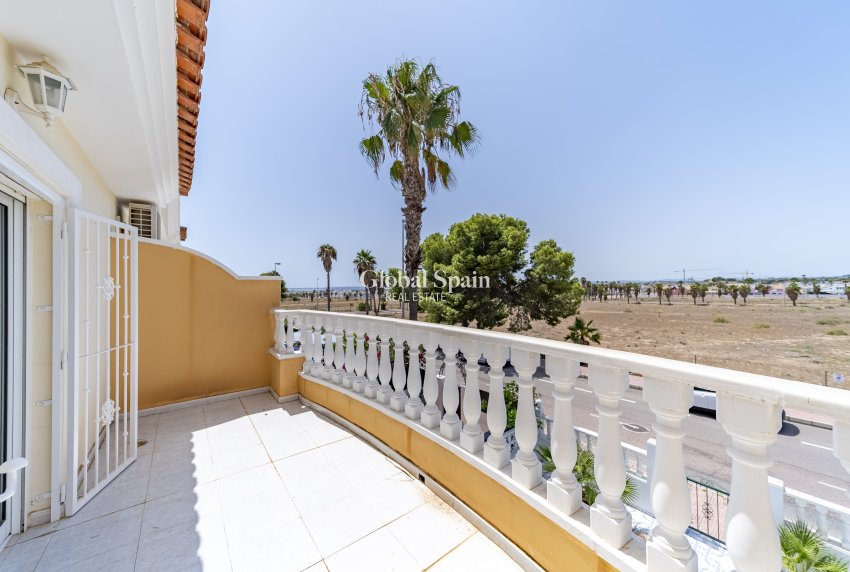 Wederverkoop - Dorpshuis -
CIUDAD QUESADA