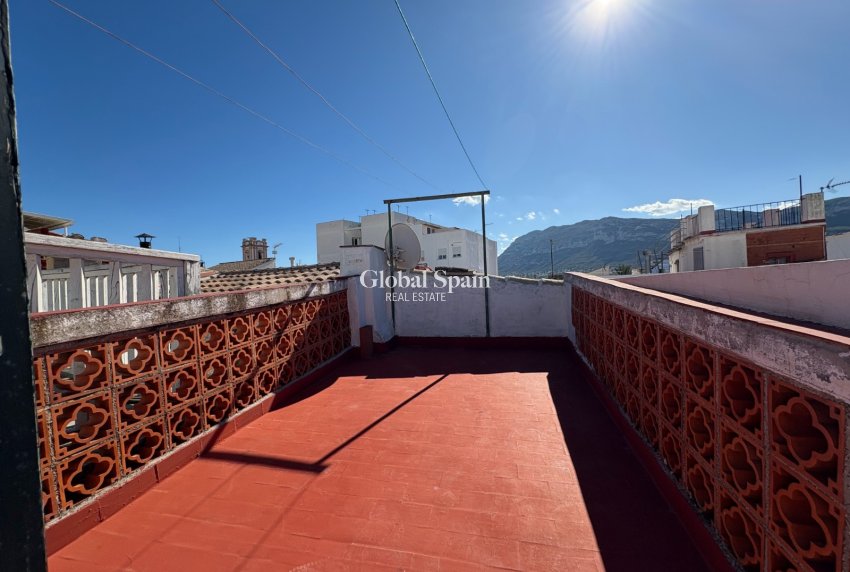 Wederverkoop - Dorpshuis -
DENIA - Center