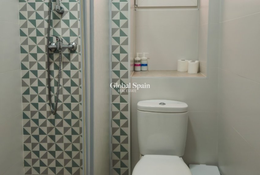 Wederverkoop - Gebouw -
ALICANTE - Centro