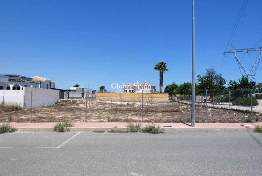 Wederverkoop - GROND -
LA MARINA - Costa Blanca