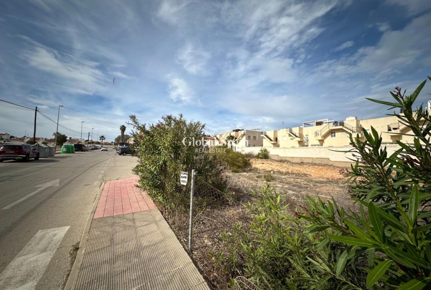 Wederverkoop - GROND -
ORIHUELA COSTA - La Florida