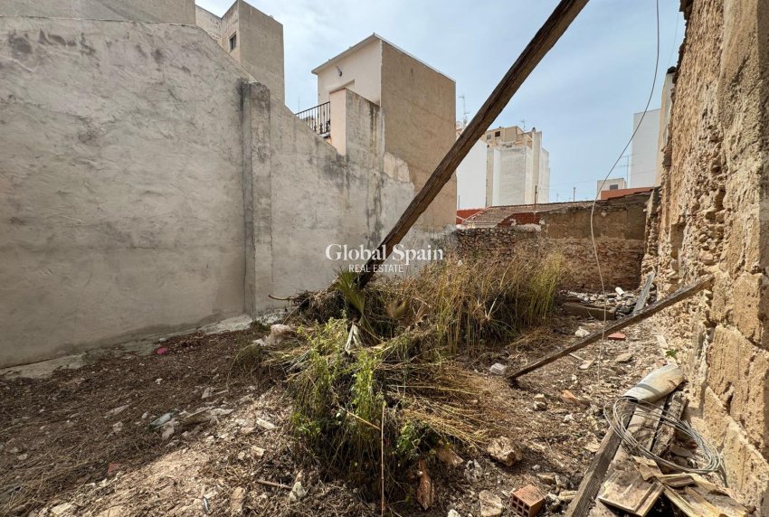 Wederverkoop - GROND -
TORREVIEJA - Centro