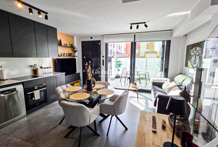 Wederverkoop - Halfvrijstaand -
GUARDAMAR DEL SEGURA