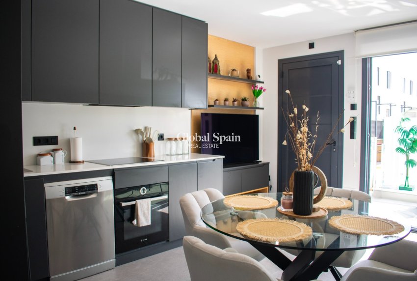 Wederverkoop - Halfvrijstaand -
GUARDAMAR DEL SEGURA