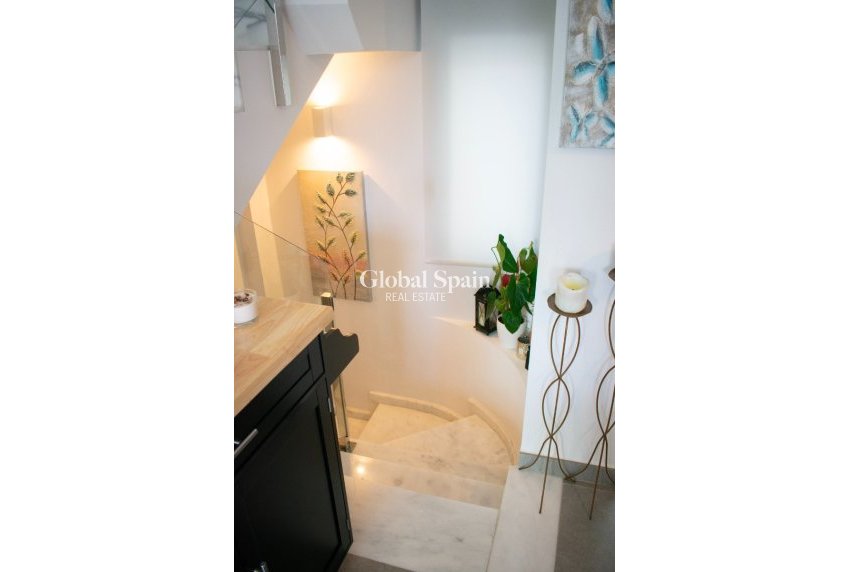 Wederverkoop - Halfvrijstaand -
GUARDAMAR DEL SEGURA