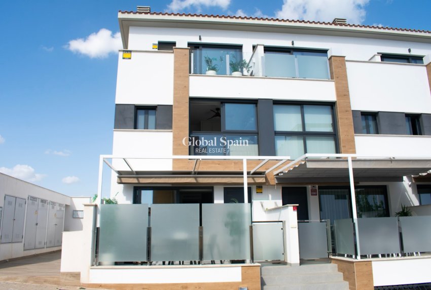 Wederverkoop - Halfvrijstaand -
GUARDAMAR DEL SEGURA