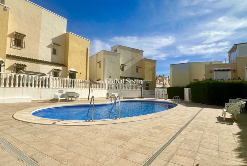 Wederverkoop - Halfvrijstaand -
ORIHUELA COSTA - LOS BALCONES - LOS ALTOS