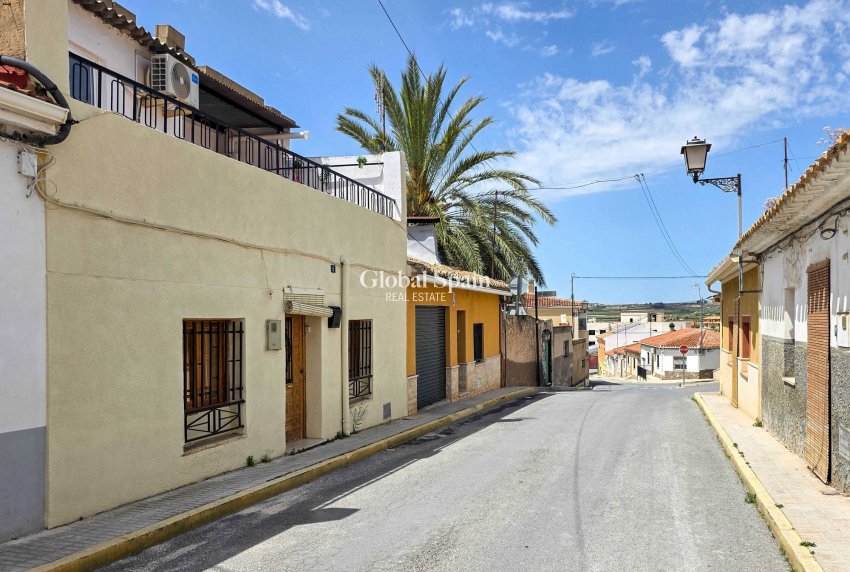 Wederverkoop - Herenhuis -
Pinoso