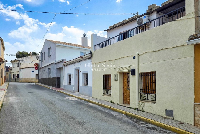 Wederverkoop - Herenhuis -
Pinoso