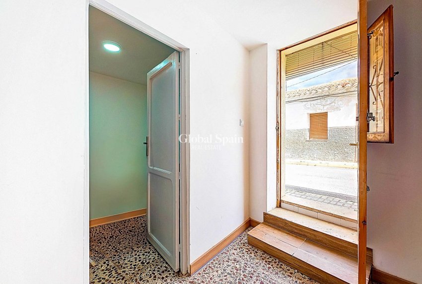 Wederverkoop - Herenhuis -
Pinoso